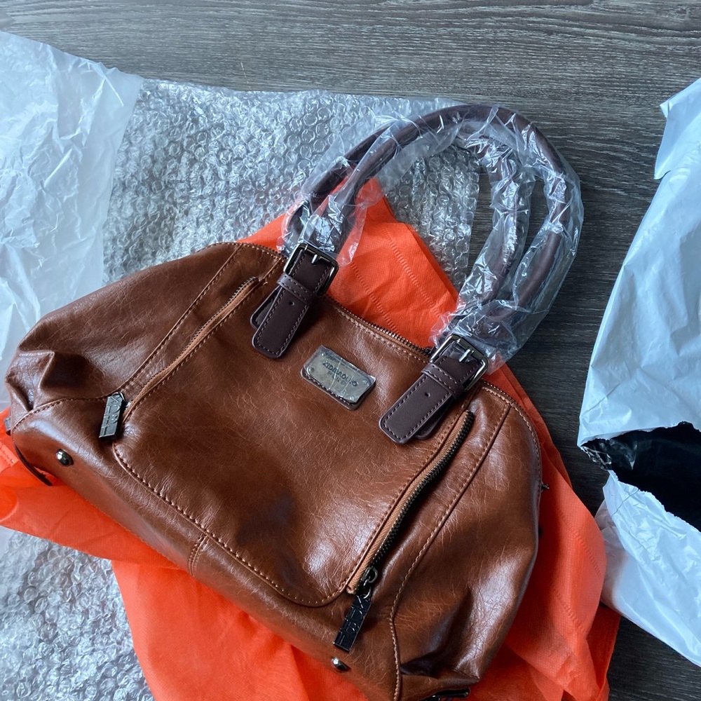 Elegant Brown Leather Crossbody Bag with Structured Design